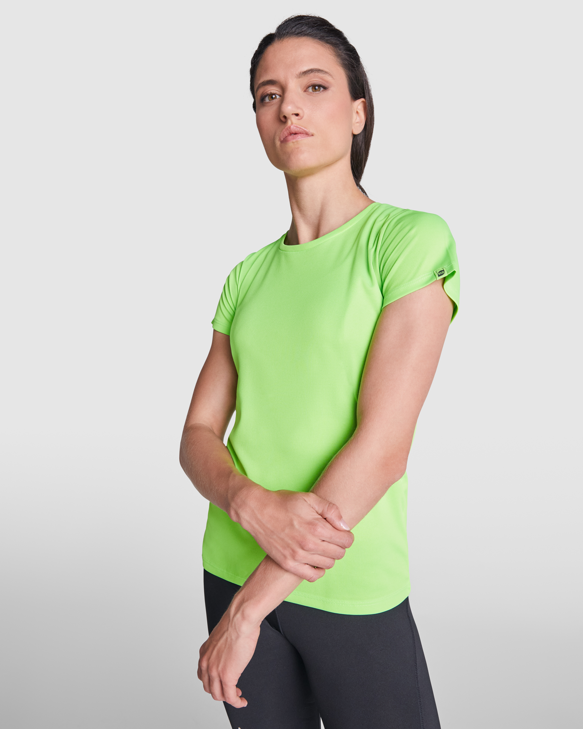 17_T-shirt-sport-mulher_MAIN-1